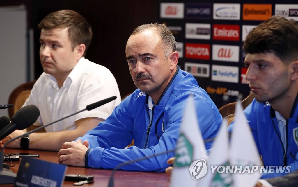 질문 듣는 우즈베키스탄 감독