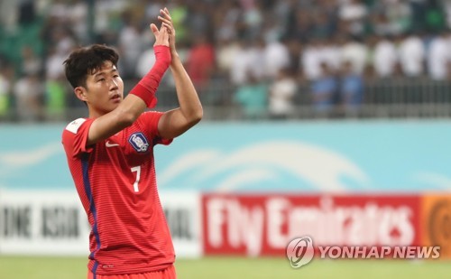 관중석 향해 인사하는 손흥민