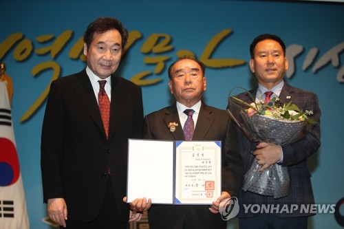 대통령표창 이기옥가문과 기념촬영하는 이낙연 총리