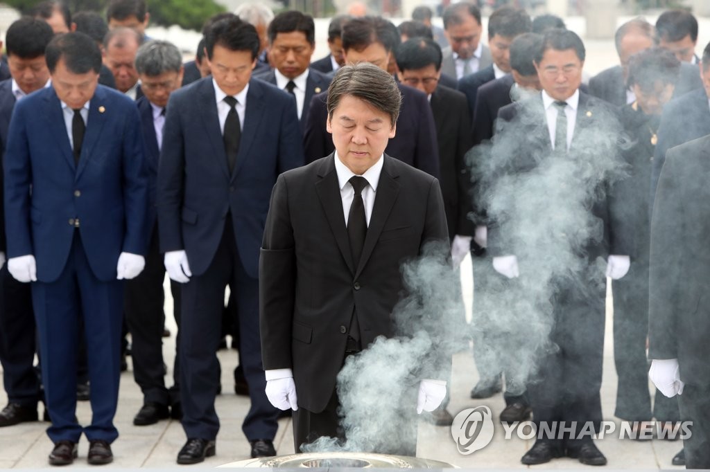 광주 5·18묘지 참배하는 안철수