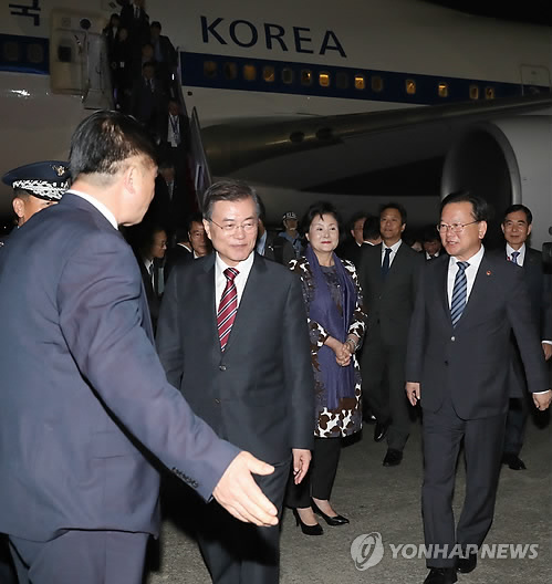 문 대통령 귀국, 환영객들과 인사