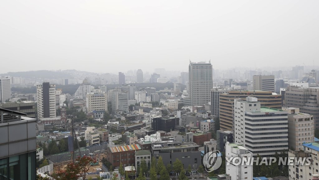 미세먼지가 급격하게 늘어난 이달 10일 서울 시내 모습