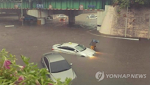 집중호우에 잠긴 도로