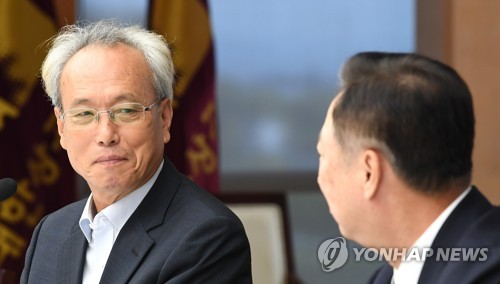 서로 바라보는 문성현과 박용만