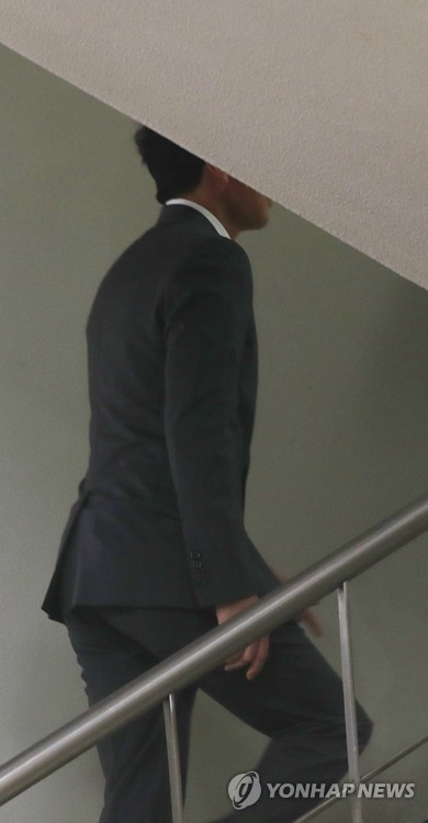 방송인 김정민 '전 남친' 공판 출석