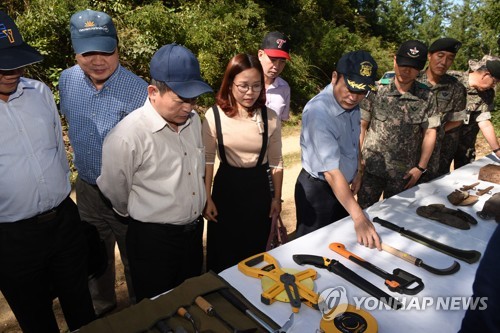 유해발굴 도구 살펴보는 베트남 대표단