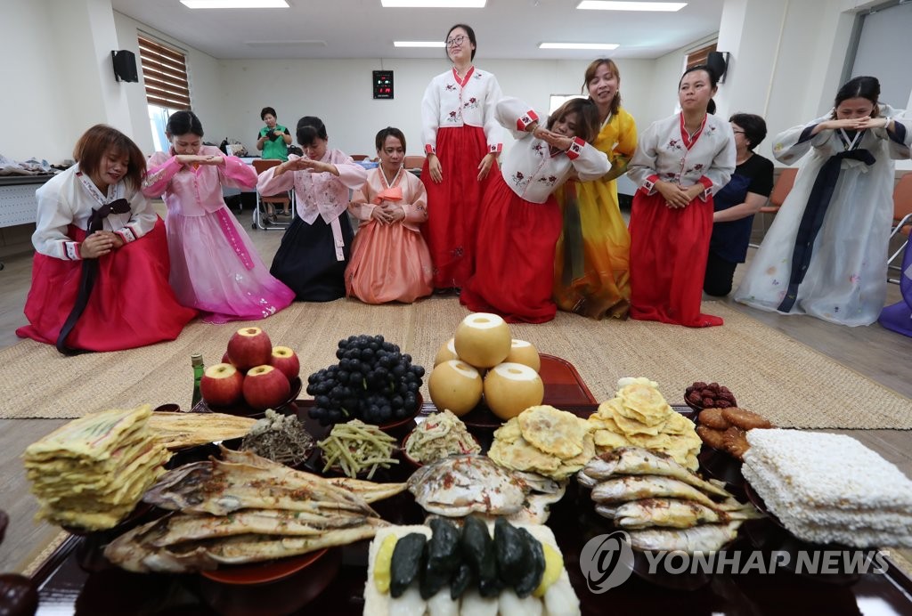외국인 주민의 '아직은 어색한 절하기'