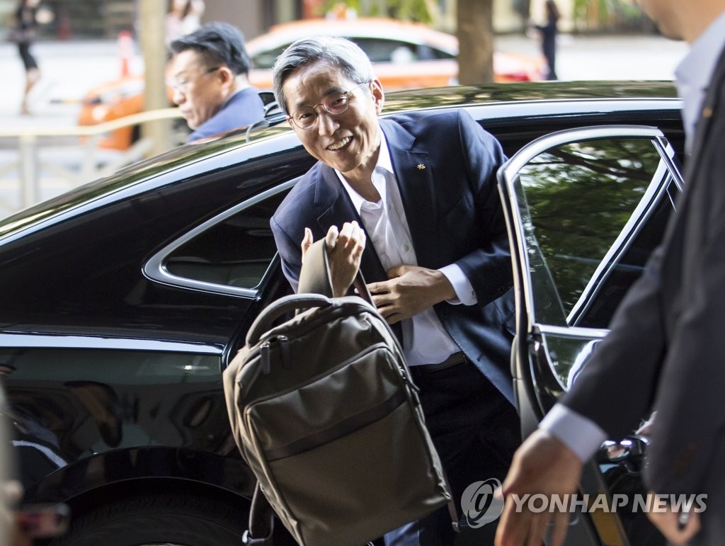 출근하는 윤종규 회장