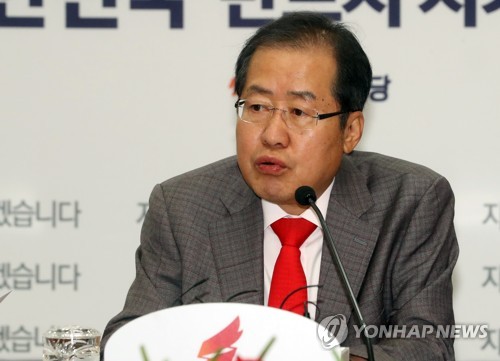최고위원회의 참석한 홍준표 대표