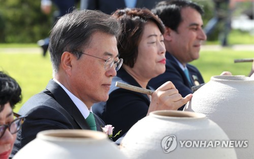 희망 항아리에 메시지 남기는 문 대통령