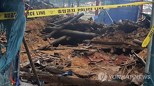 소방관 2명 목숨 앗아간 정자 붕괴 현장