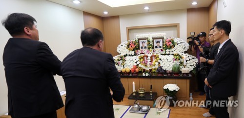 분향하는 동료 소방관들