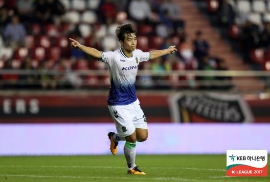 '70-70 클럽' 가입한 전북의 공격수 이동국
