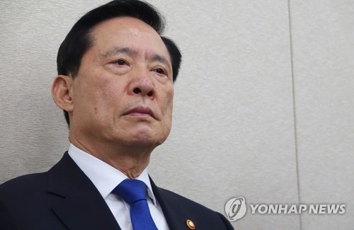 굳은 표정의 국방부 장관