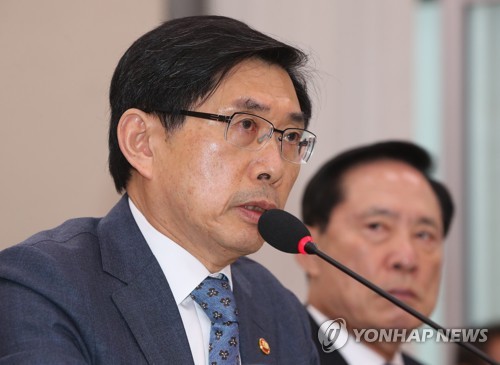 질의에 답하는 박상기 장관