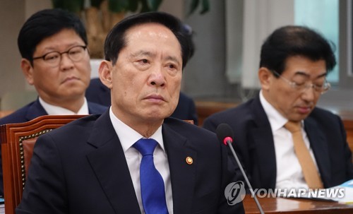 질의 듣는 국방부 장관