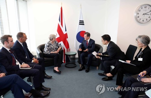 문 대통령, 테레사 메이 영국총리와 정상회담