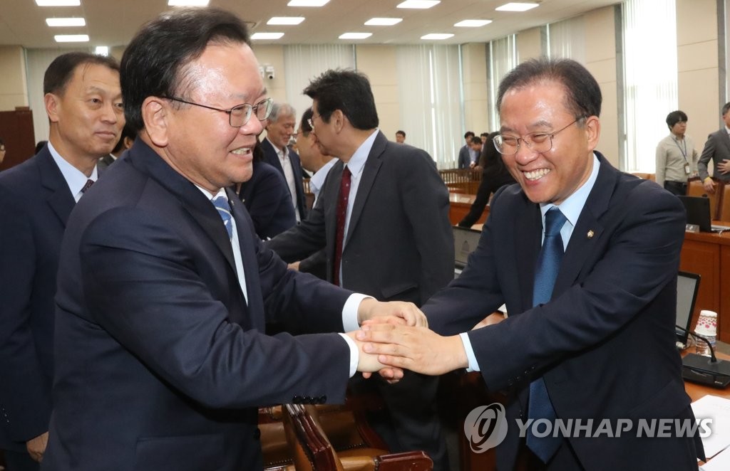 야당 간사와 인사하는 김부겸 장관