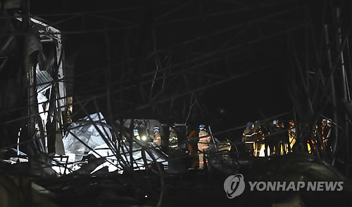 발화지점 살펴보는 소방관들
