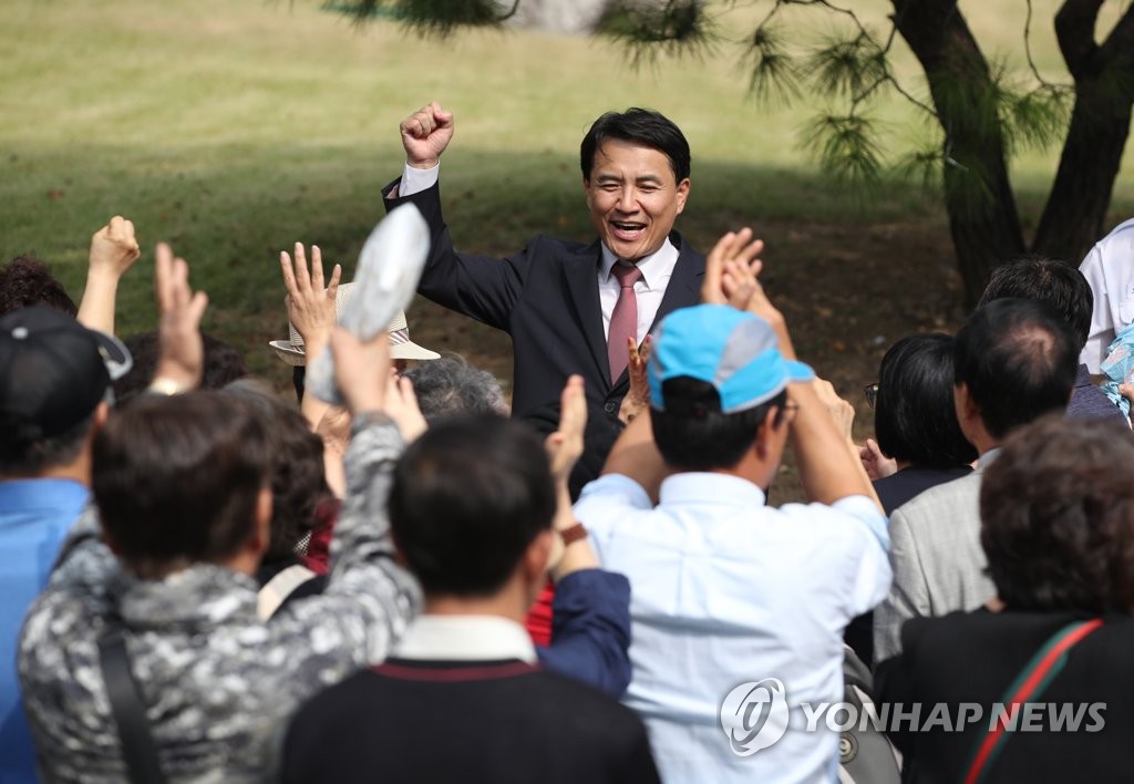 축하받는 김진태