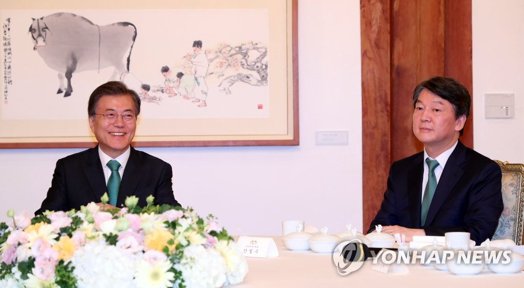 오랜만에 만난 문 대통령과 안철수 대표
