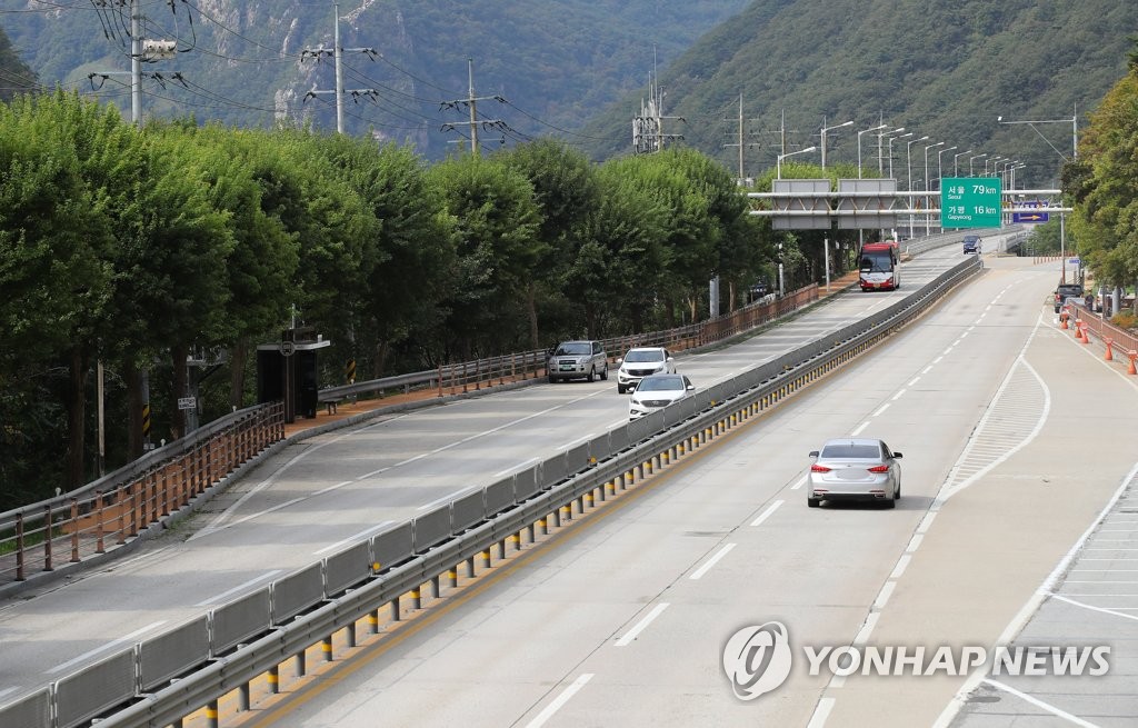국도를 달리는 차량