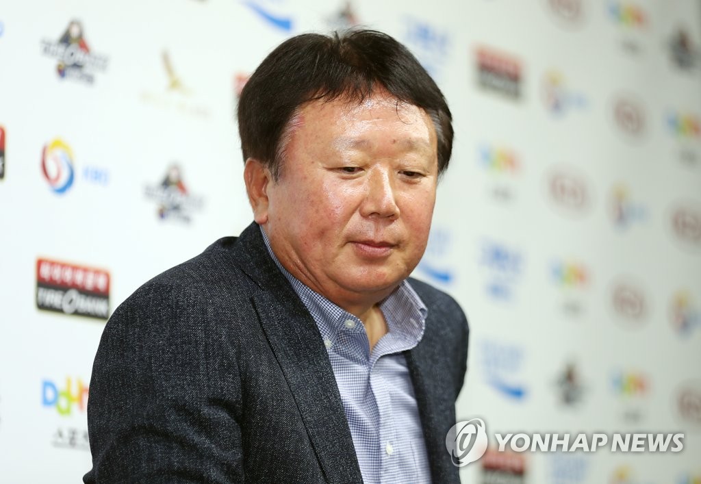 질문 듣는 선동열 야구대표팀 감독