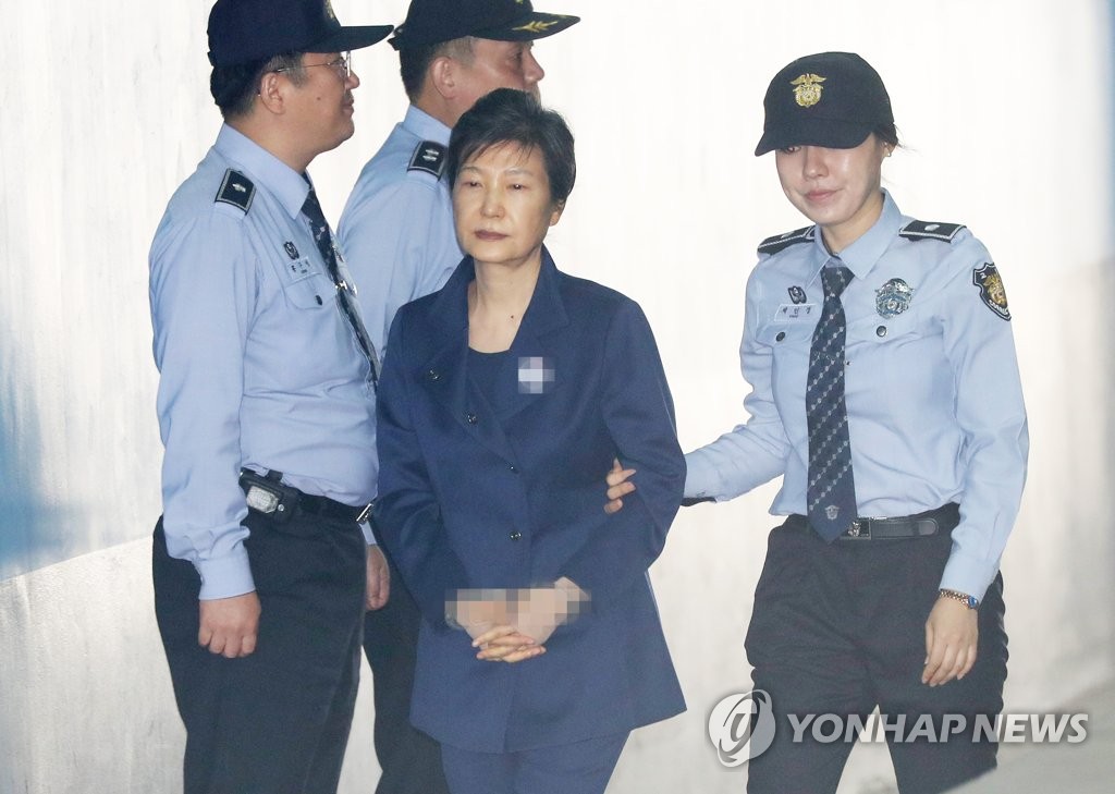 박근혜, 굳은 표정으로 법정행