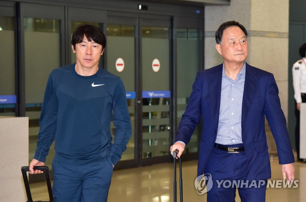귀국하는 신태용과 김호곤