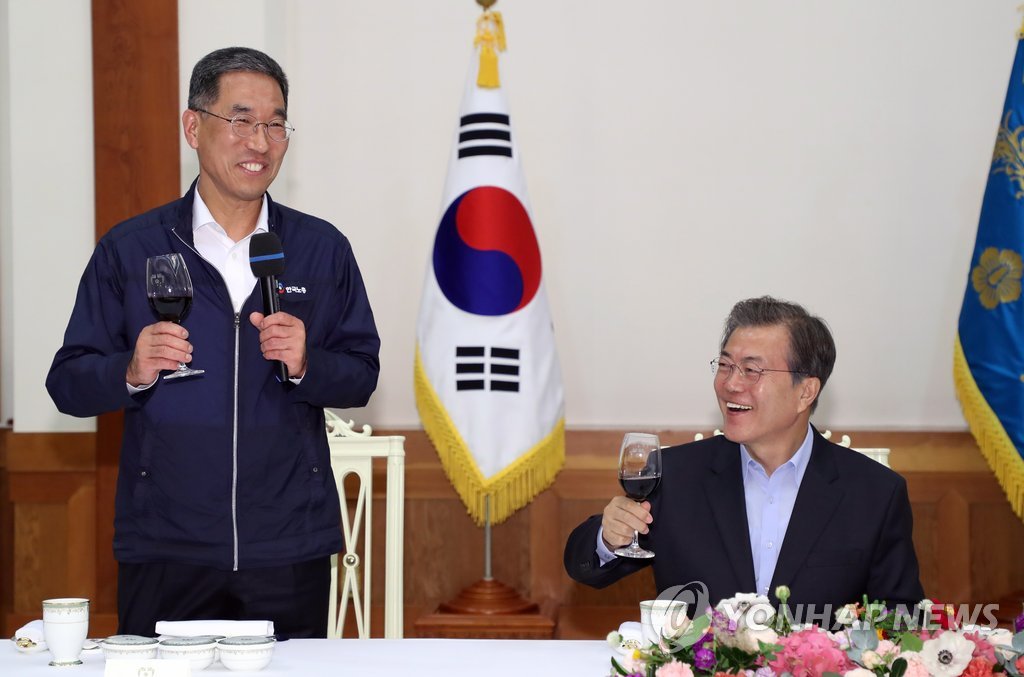 '노동계와 대화' 환하게 웃는 문 대통령