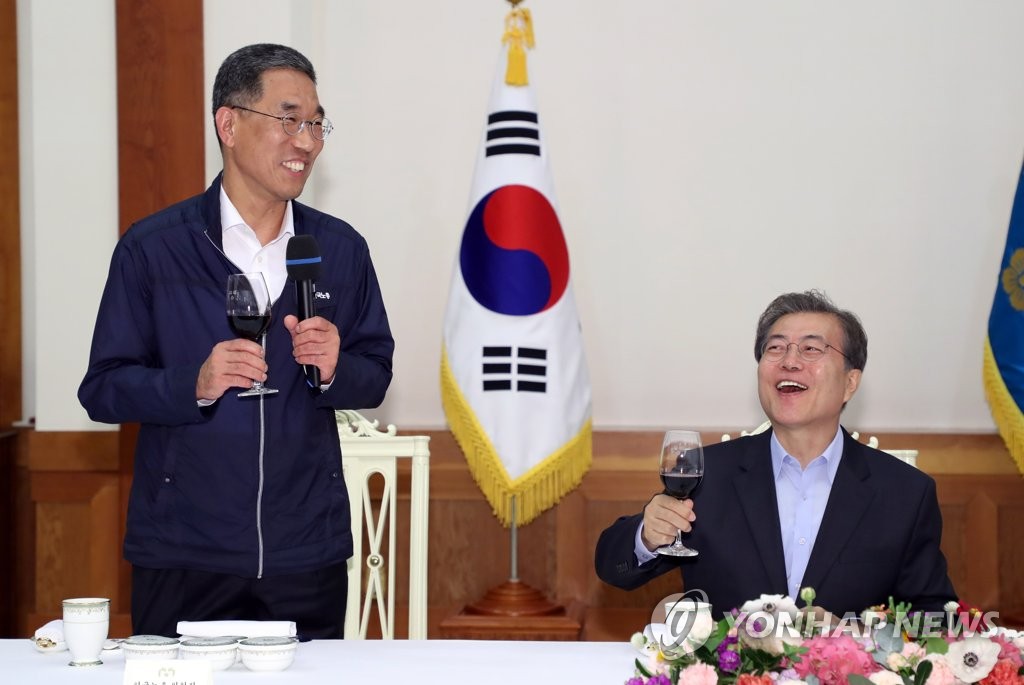 문 대통령, 김주영 한국노총 위원장 건배사에 '웃음'