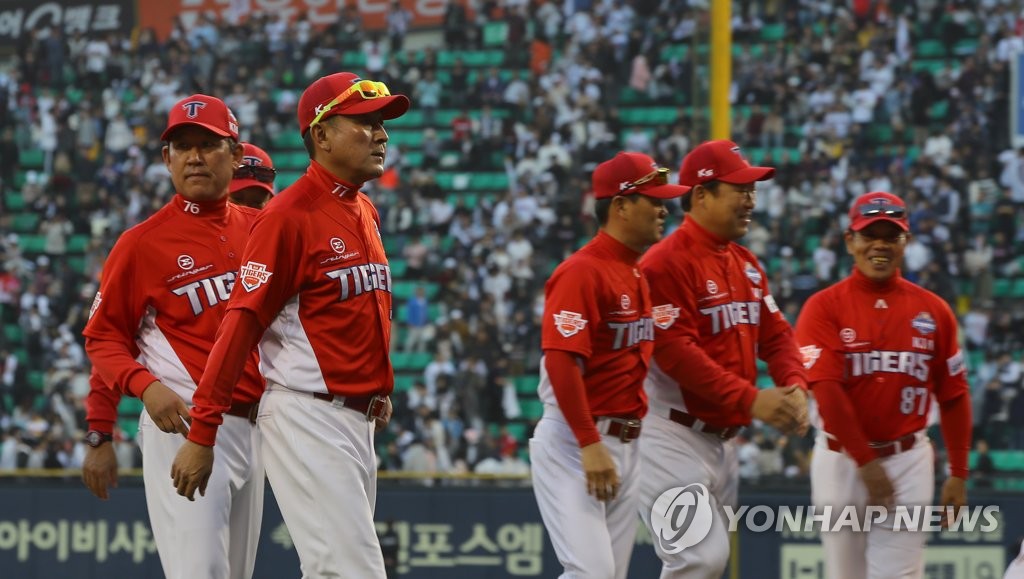 역전에 성공한 김기태 감독