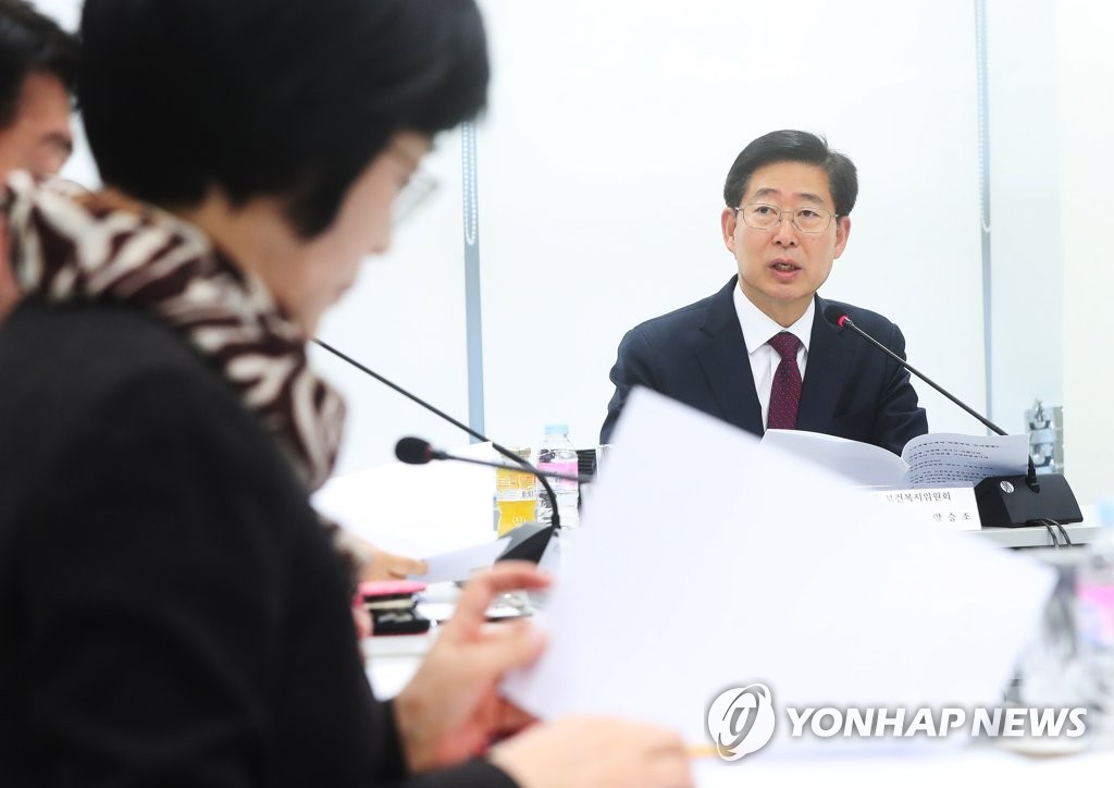 인사말 하는 양승조 위원장