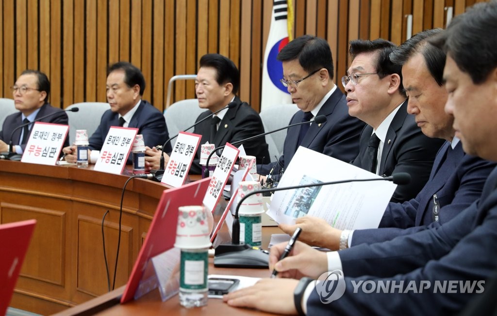 발언하는 정우택 원내대표