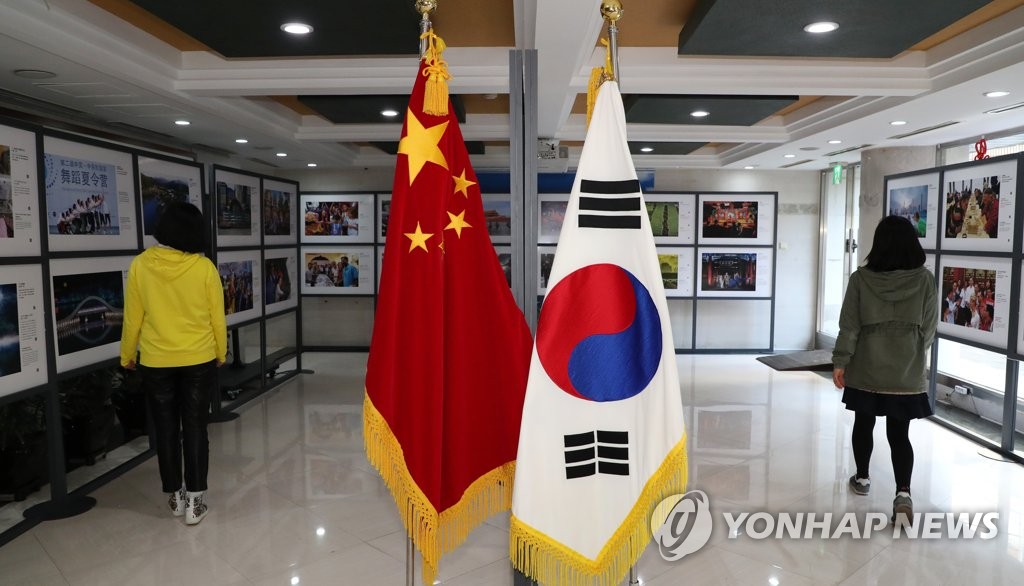 나란히 자리한 태극기와 오성기