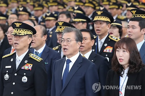 문 대통령, '애국가 제창'