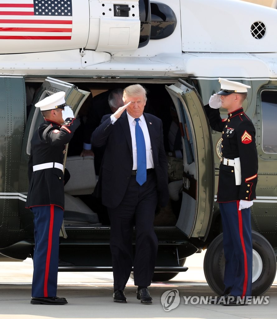 The photo, taken Nov. 7, 2017, shows U.S. President Donald Trump disembarking from a helicopter after arriving at Camp Humphreys in Pyeongtaek, south of Seoul, on Nov. 7, 2017, one day before he made a failed attempt to visit the Demilitarized Zone. (Pool photo) (Yonhap)