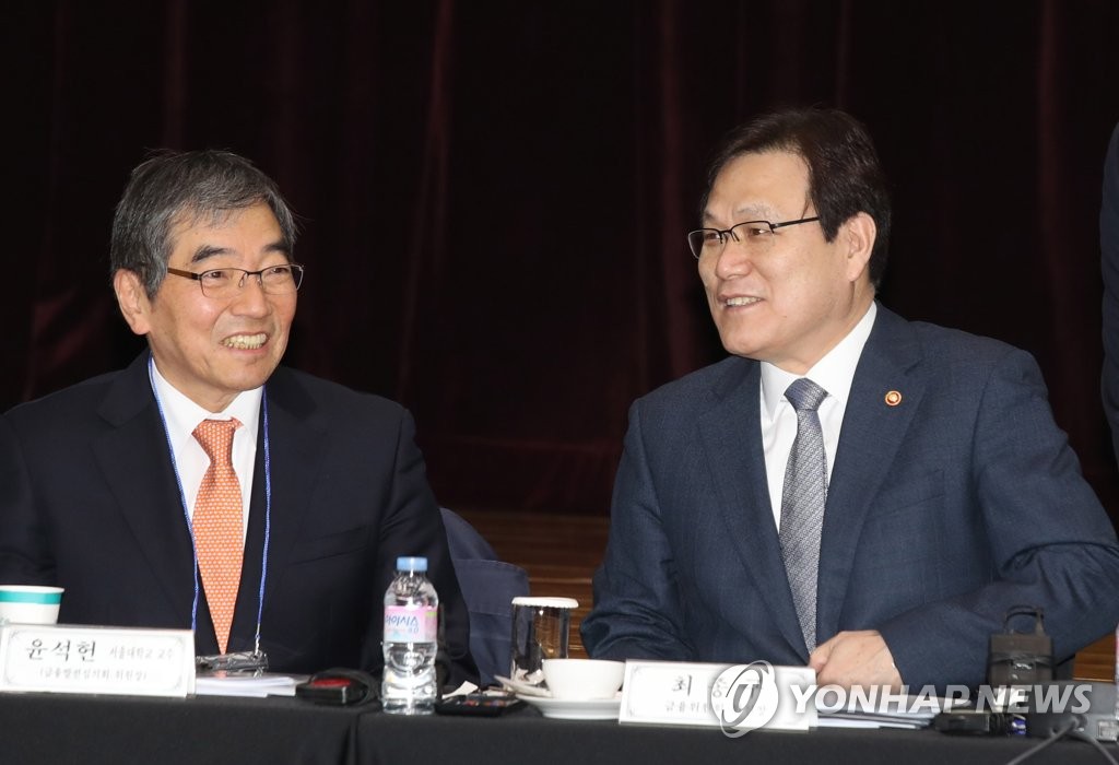 작년 11월 한 회의에서 담소하는 최종구 위원장(우측)