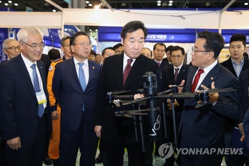기상용 드론 관람하는 이낙연 총리