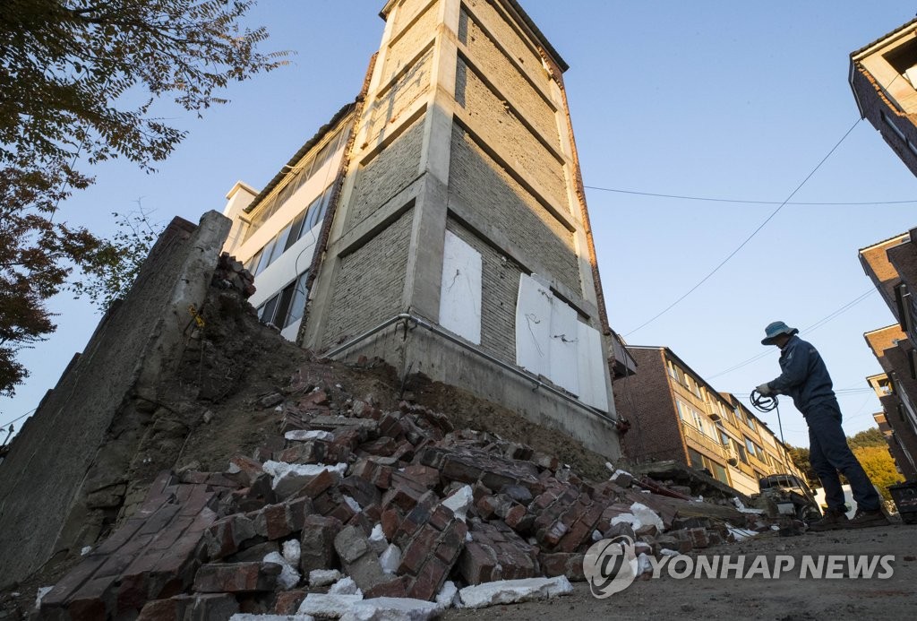 地震で被害を受けた浦項市内の建物＝（聯合ニュース）