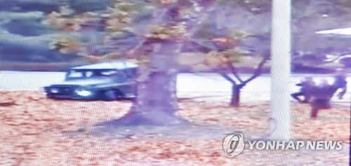 북한군 사격 받으며 군사 분계선 넘는 JSA 귀순병사
