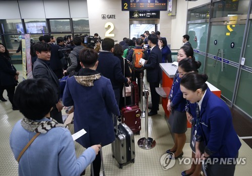 울산공항서 에어부산 이용하는 승객들