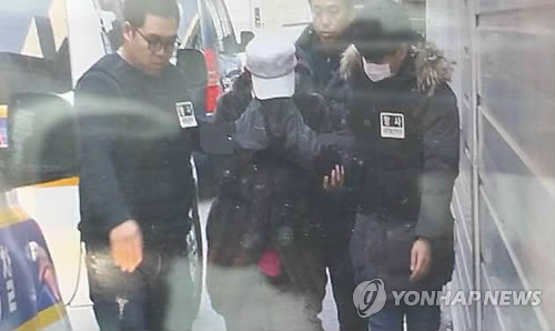 법원 들어서는 십년지기 생매장한 모자