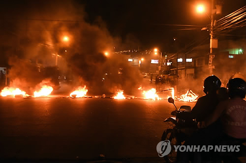화염으로 마비된 온두라스 도로