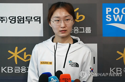 취재진 질문에 답하는 최민정