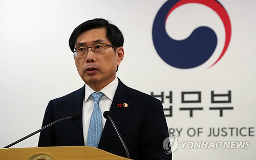 답변하는 박상기 법무부 장관