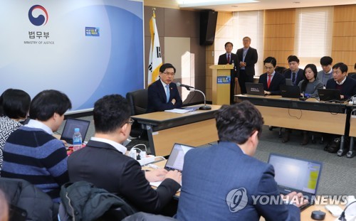 질문에 답하는 박상기 법무장관