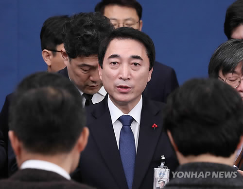 답변하는 박수현 청와대 대변인
