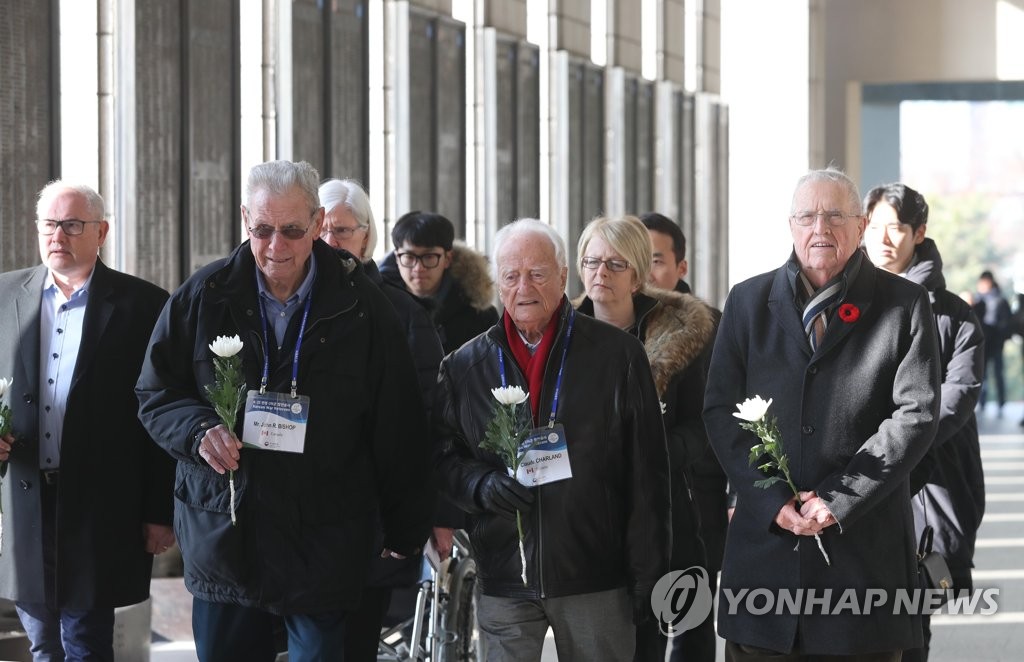 전쟁기념관 찾은 캐나다 참전용사들