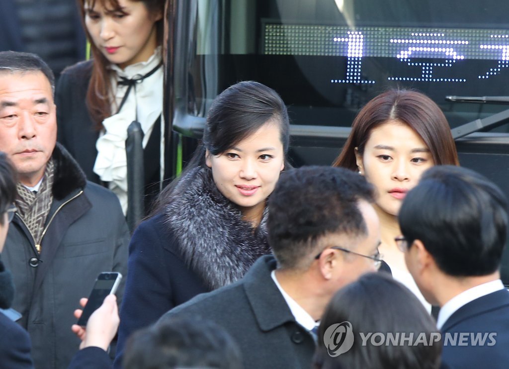 버스 1호차 타고 강릉 아트센터 도착한 현송월